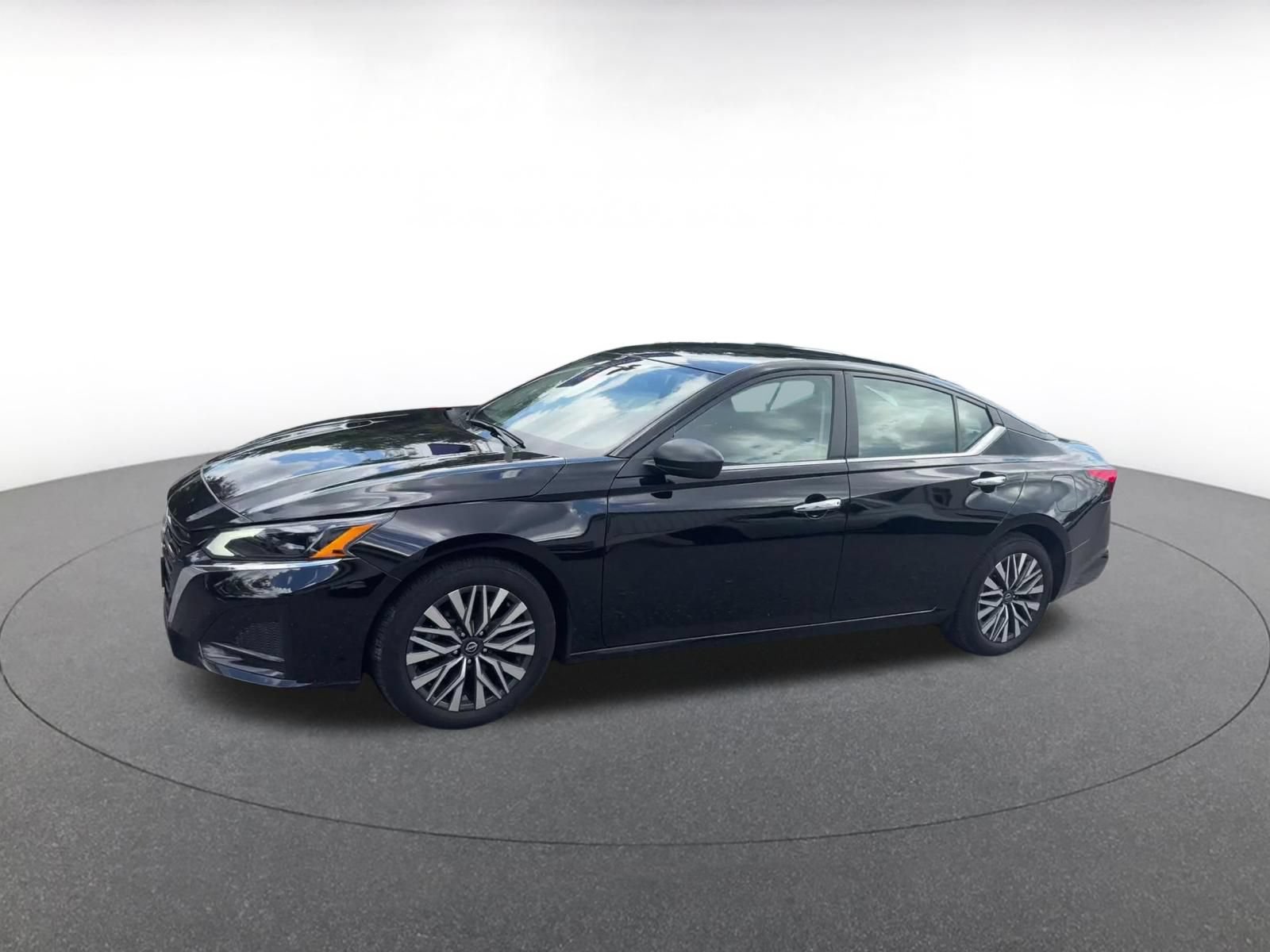 Used 2025 Nissan Altima 2.5 SV FWD image 6