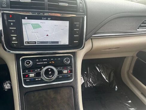 Used 2017 Lincoln Continental Select image 12