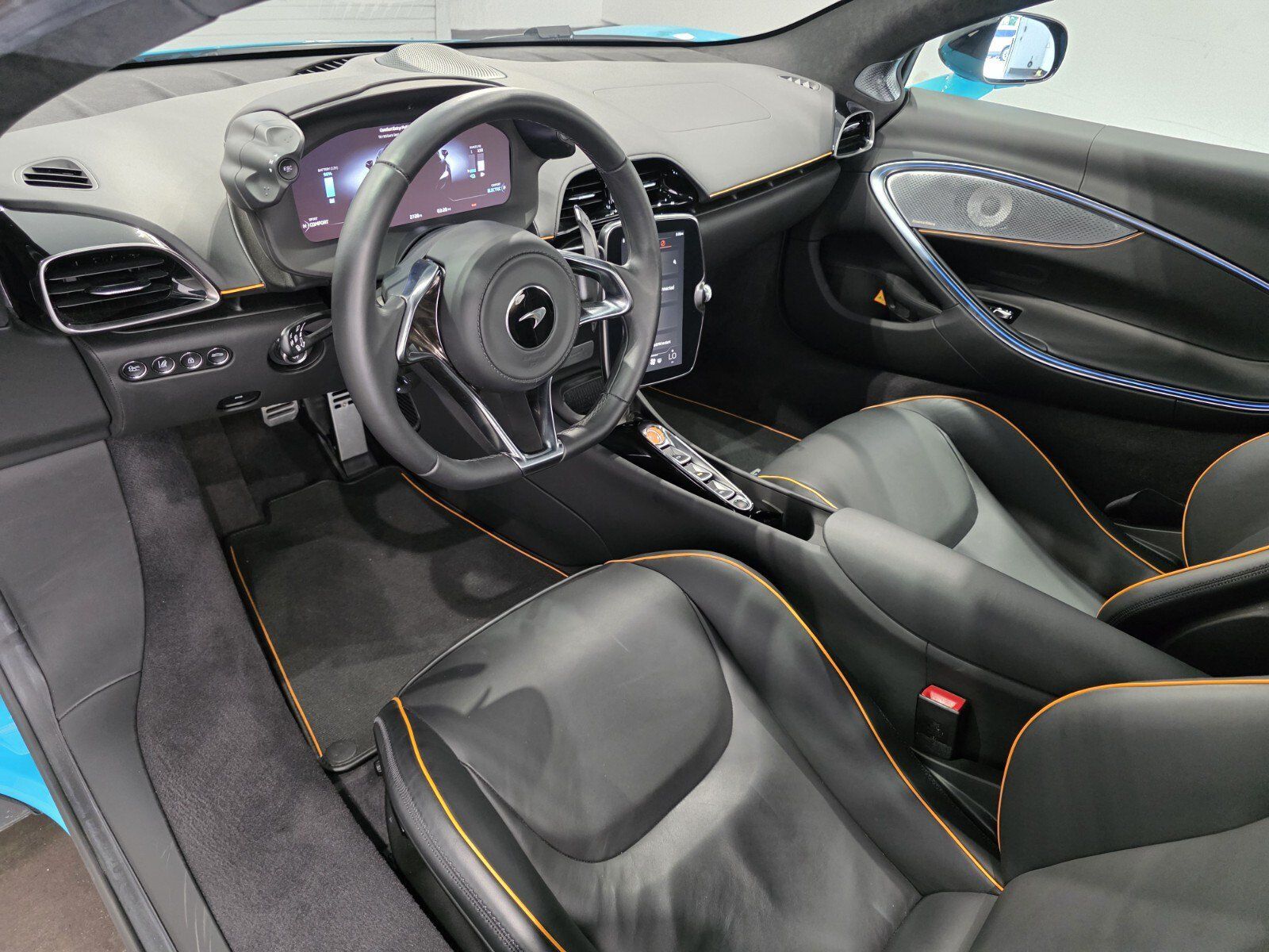 Used 2025 McLaren Artura RWD image 7