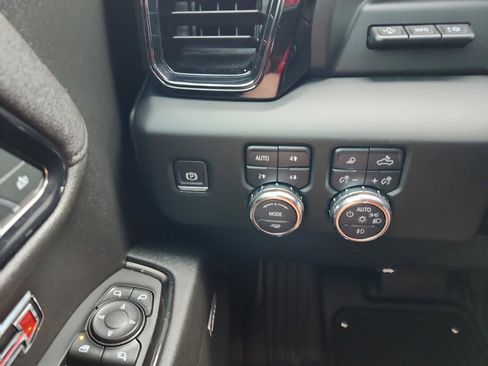 Used 2024 GMC Sierra 1500 AT4 w/ Technology Package AWD/4WD image 26
