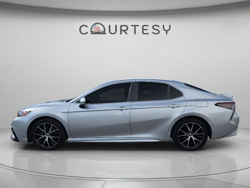 Certified 2022 Toyota Camry SE w/ Audio Upgrade Package FWD image 2