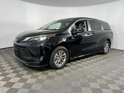 Used 2024 Toyota Sienna LE image 3