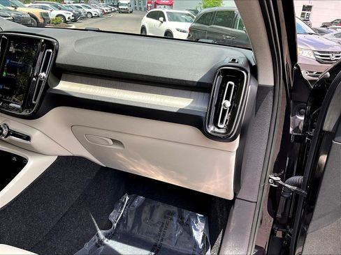 Used 2023 Volvo XC40 B5 Plus AWD/4WD image 26