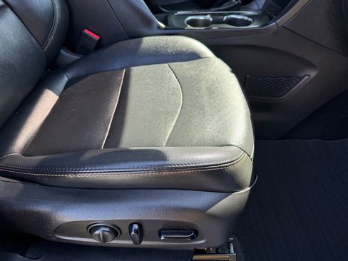 Used 2018 Chevrolet Equinox Premier image 12