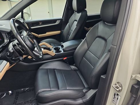 Certified 2024 Porsche Cayenne AWD/4WD image 5