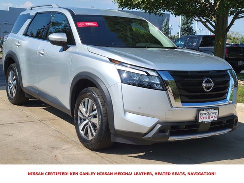 Certified 2025 Nissan Pathfinder SL image 1