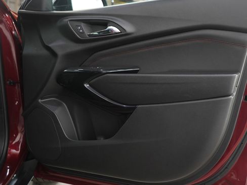 Used 2024 Chevrolet Trax RS w/ Sunroof Package image 9