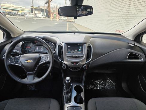 Used 2017 Chevrolet Cruze LT FWD image 16