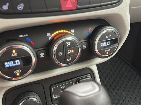 Used 2015 Jeep Renegade Limited AWD/4WD image 23