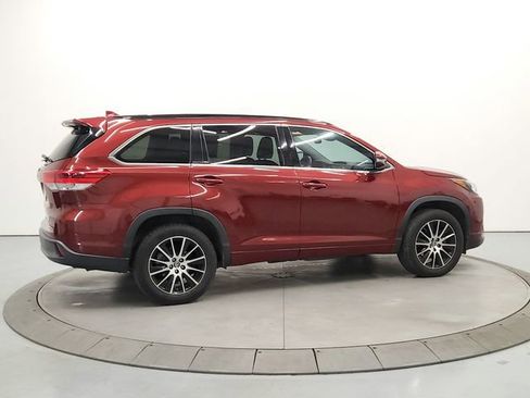 Used 2017 Toyota Highlander SE FWD image 7