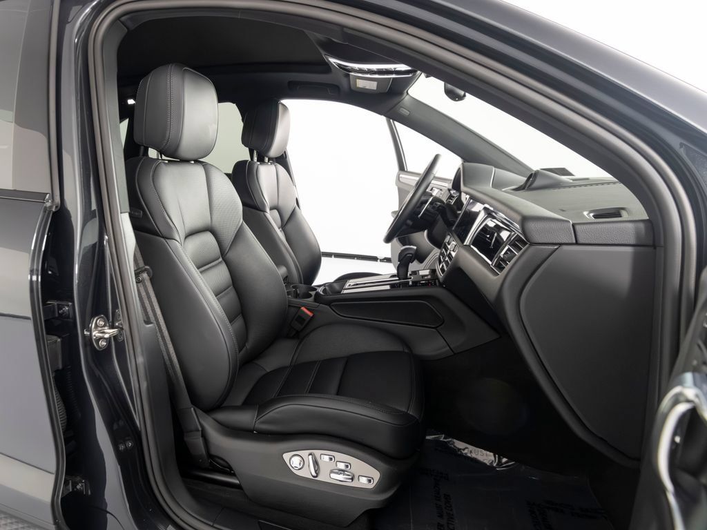 Certified 2026 Porsche Macan AWD/4WD image 38