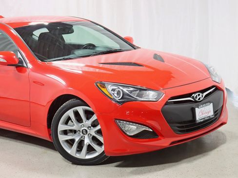 Used 2015 Hyundai Genesis 3.8 image 2