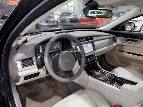Used 2016 Jaguar XF Prestige image 9