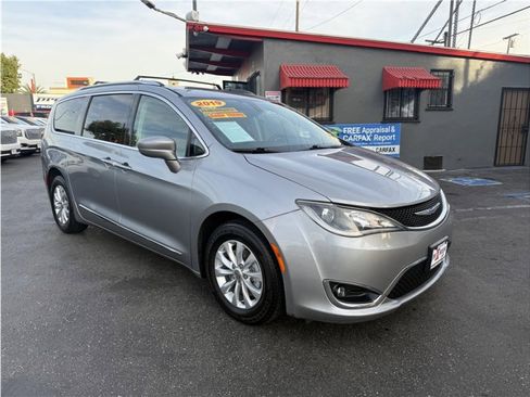 Used 2019 Chrysler Pacifica Touring-L image 52