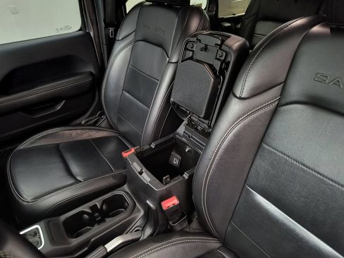 Used 2018 Jeep Wrangler Unlimited Sahara AWD/4WD image 27