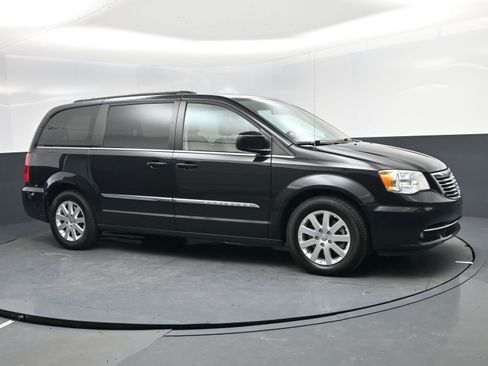 Used 2015 Chrysler Town & Country Touring image 2