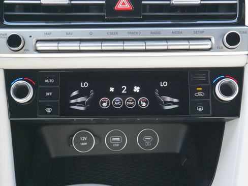 Used 2025 Genesis G70 2.5T image 19