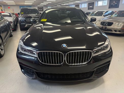 Used 2017 BMW 750i xDrive image 2