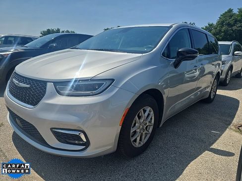 Used 2024 Chrysler Pacifica Touring-L FWD image 1