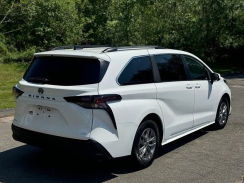Used 2025 Toyota Sienna LE w/ LE Plus Package FWD image 5