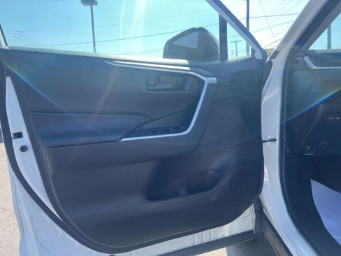 Used 2022 Toyota RAV4 LE image 9