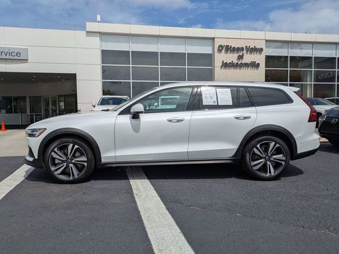 Used 2026 Volvo V60 B5 Cross Country Plus w/ Protection Package Premier image 3