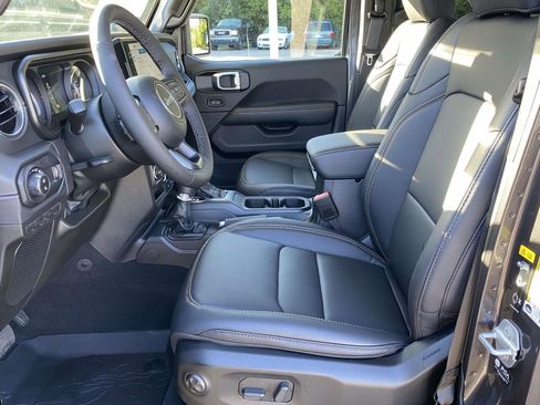 New 2025 Jeep Gladiator Sport image 16