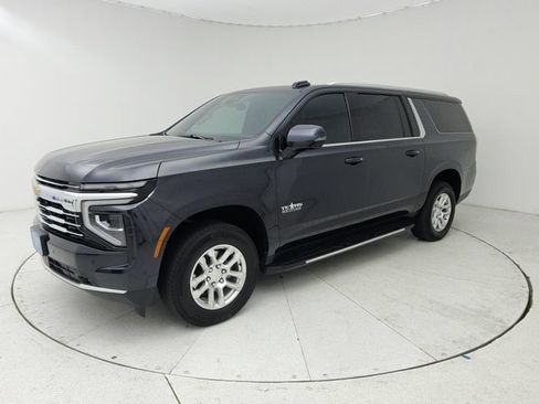 Used 2025 Chevrolet Suburban LT w/ Comfort Package RWD image 3