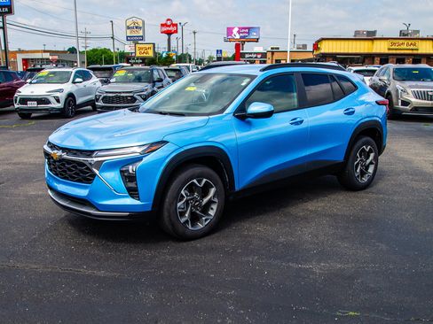 Used 2025 Chevrolet Trax LT FWD image 3