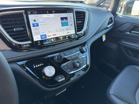 New 2026 Chrysler Pacifica Select FWD image 20