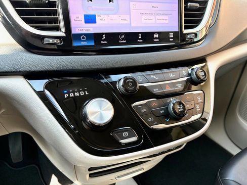 Used 2023 Chrysler Pacifica Touring-L FWD image 25