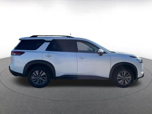 Used 2025 Nissan Pathfinder SV image 16