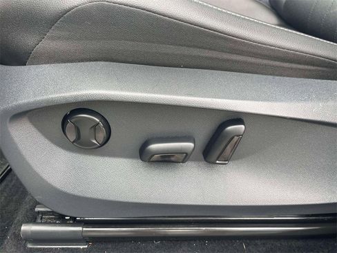 Used 2022 Volkswagen Tiguan SE w/ Panoramic Sunroof Package image 18