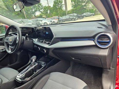 Used 2025 Chevrolet Trax LT w/ LT Convenience Package FWD image 30