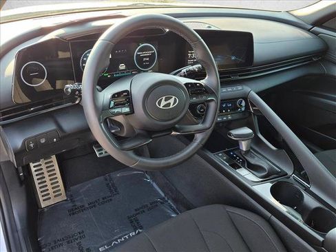 Certified 2025 Hyundai Elantra SEL FWD image 11