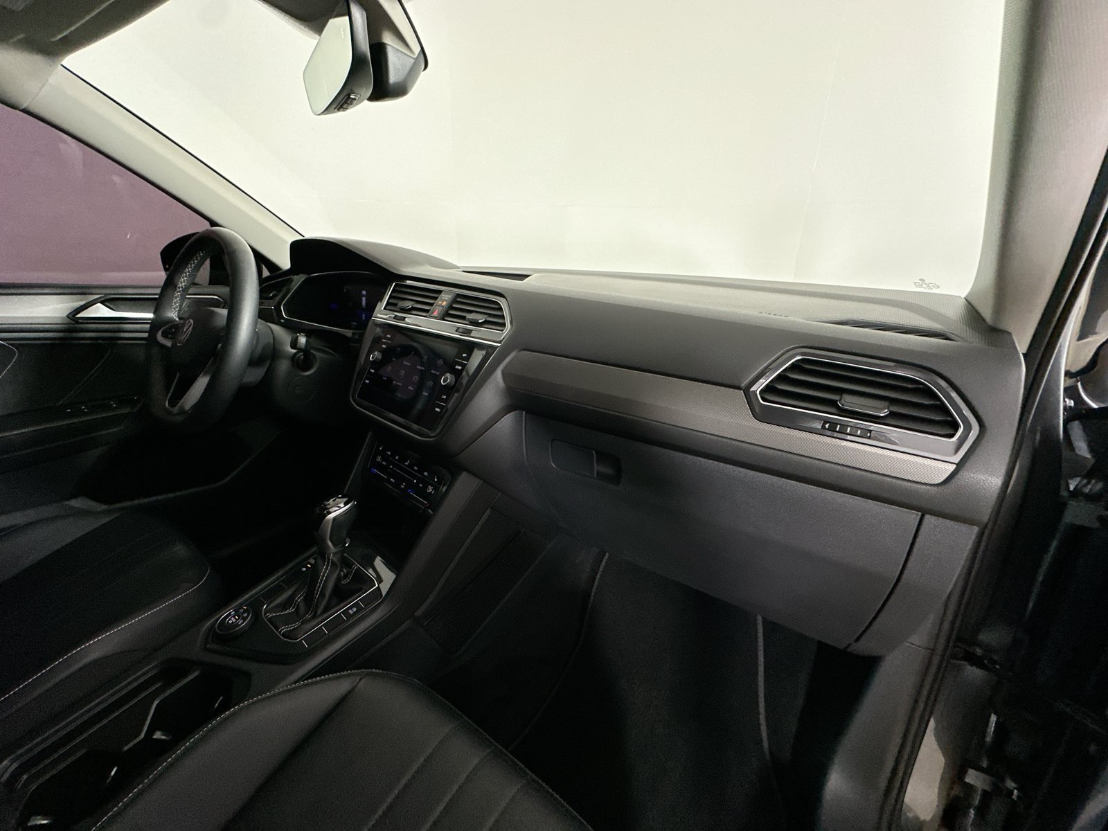 Used 2023 Volkswagen Tiguan SE w/ Panoramic Sunroof Package AWD/4WD image 44