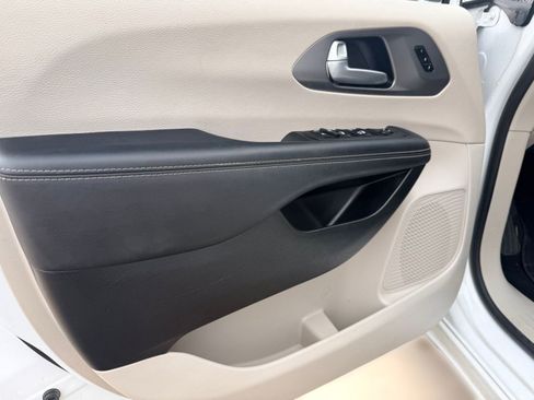 Used 2023 Chrysler Pacifica Touring-L image 11