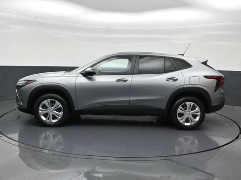 Used 2024 Chevrolet Trax LS w/ Driver Confidence Package FWD image 2