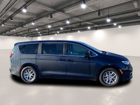 Used 2023 Chrysler Pacifica Touring-L FWD image 8