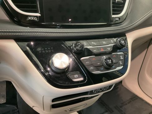 Used 2022 Chrysler Pacifica Touring-L FWD image 15