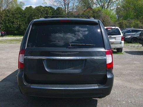 Used 2011 Chrysler Town & Country Touring-L w/ Entertainment Group #2 FWD image 12