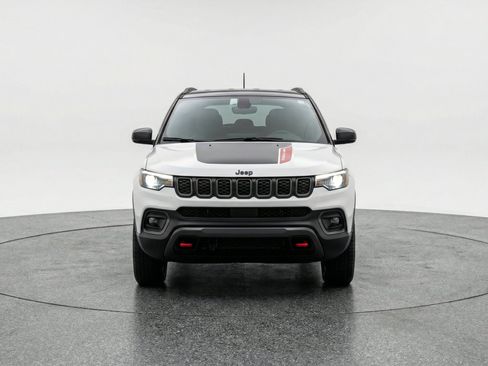 Used 2025 Jeep Compass Trailhawk AWD/4WD image 2