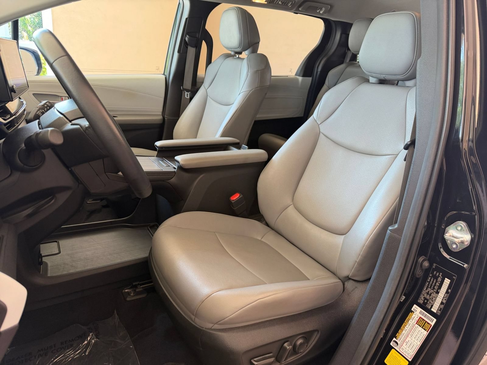 Used 2025 Toyota Sienna XLE FWD image 24