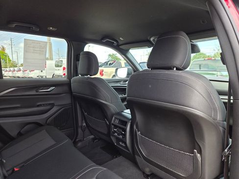 Used 2024 Jeep Grand Cherokee Laredo RWD image 12