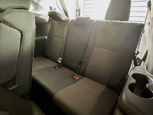 Used 2024 Toyota Highlander LE image 29