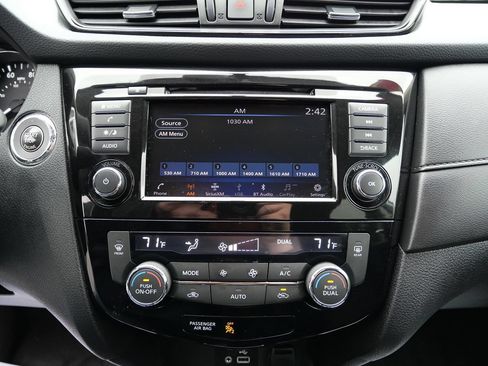 Used 2018 Nissan Rogue SV AWD/4WD image 14