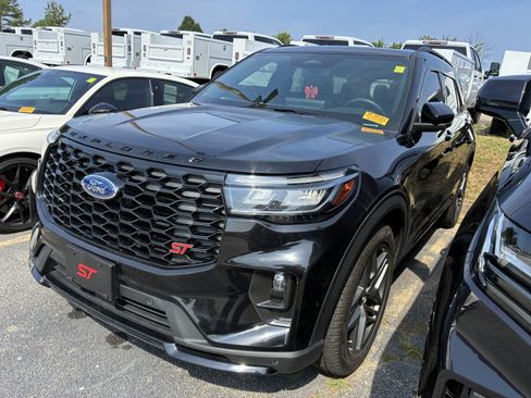 Used 2025 Ford Explorer ST AWD/4WD image 3
