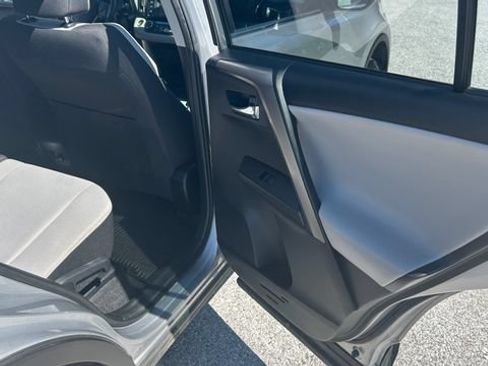 Used 2018 Toyota RAV4 XLE AWD/4WD image 38