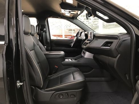 Used 2023 GMC Yukon SLT w/ SLT Luxury Package image 15