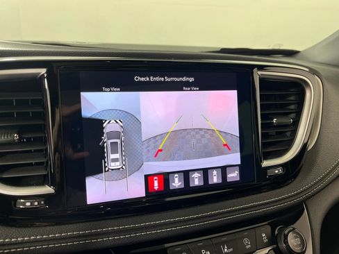 Used 2024 Chrysler Pacifica Limited w/ S Appearance Package FWD image 30